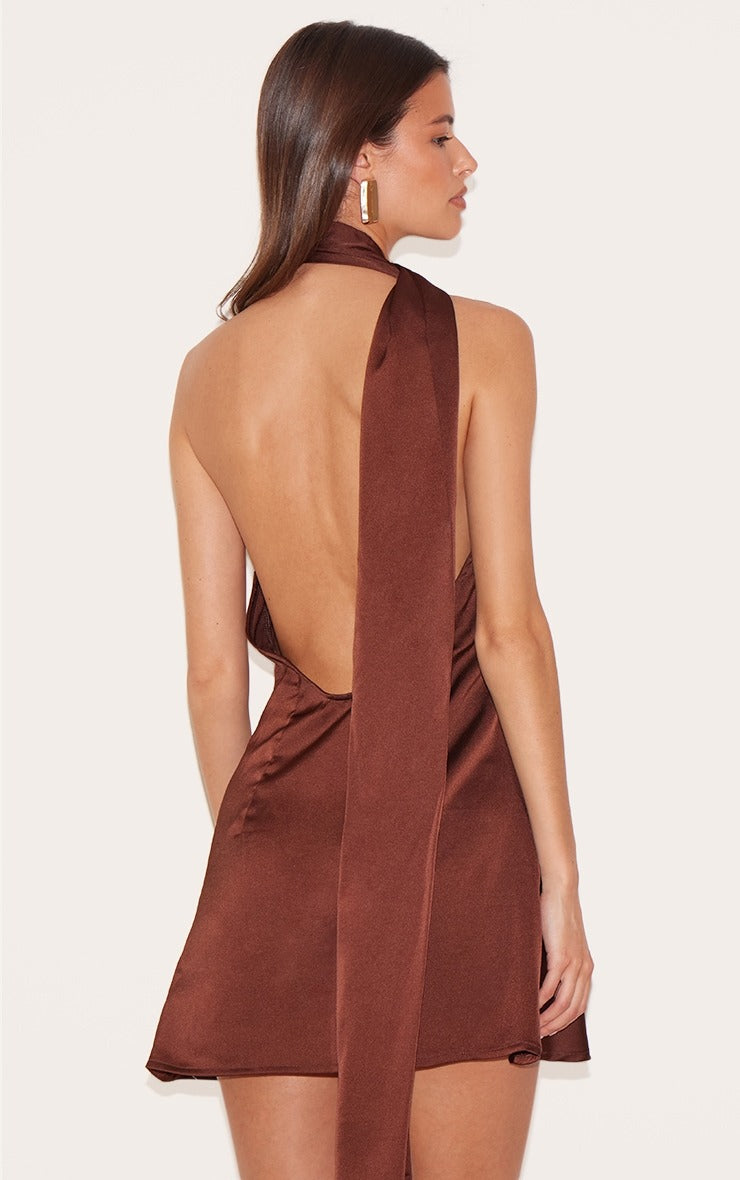 Robe satin chocolat à détail foulard